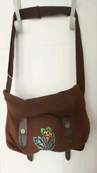 Bolso bandolera Guess floral marrón - miniatura 2