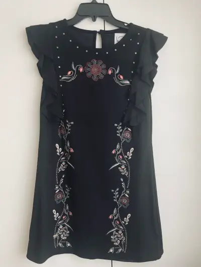 Vestido negro con bordado floral y volantes - miniatura 1