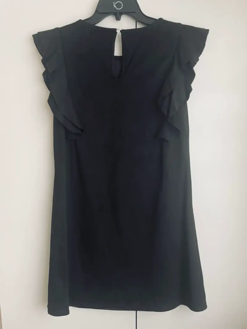 Vestido negro con bordado floral y volantes - 2