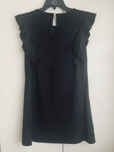 Vestido negro con bordado floral y volantes - miniatura 2