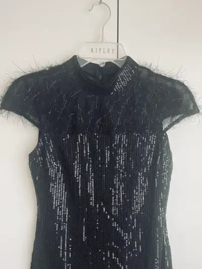 Vestido de fiesta negro con lentejuelas y plumas - miniatura 1