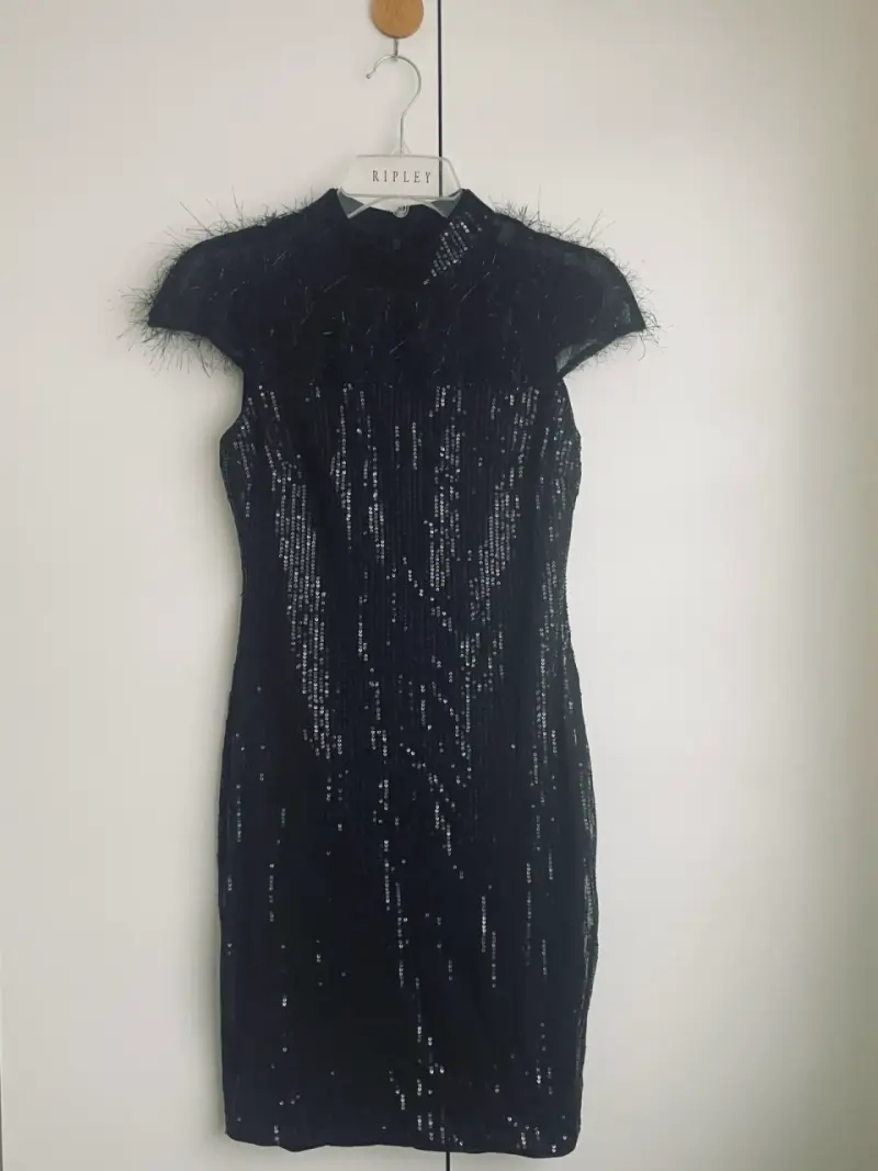 Vestido de fiesta negro con lentejuelas y plumas - 2