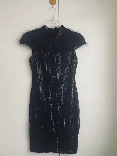 Vestido de fiesta negro con lentejuelas y plumas - miniatura 2