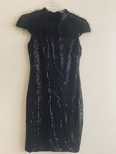 Vestido de fiesta negro con lentejuelas y plumas - miniatura 3