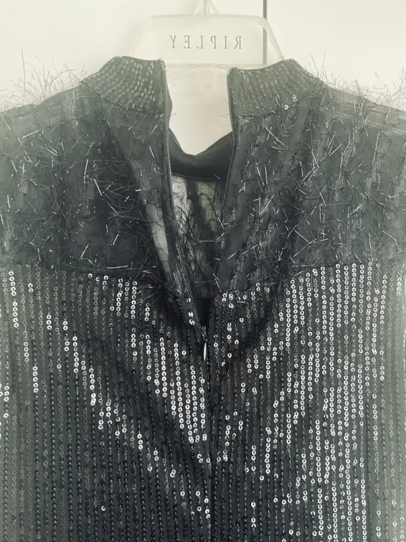 Vestido de fiesta negro con lentejuelas y plumas - 4