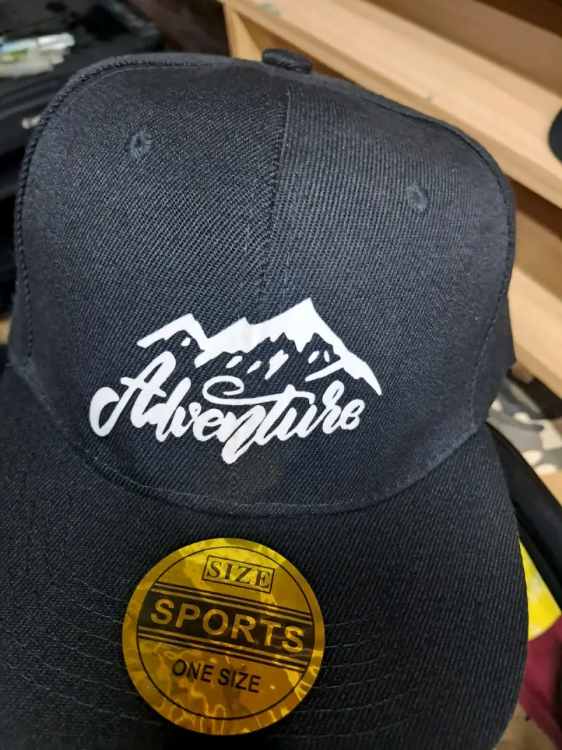 Gorra negra con diseño Adventure - 1