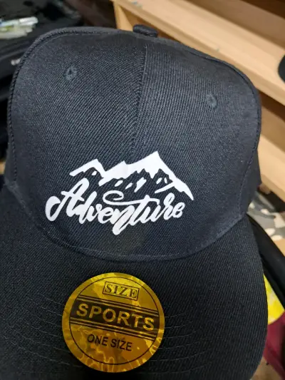 Gorra negra con diseño Adventure - miniatura 1