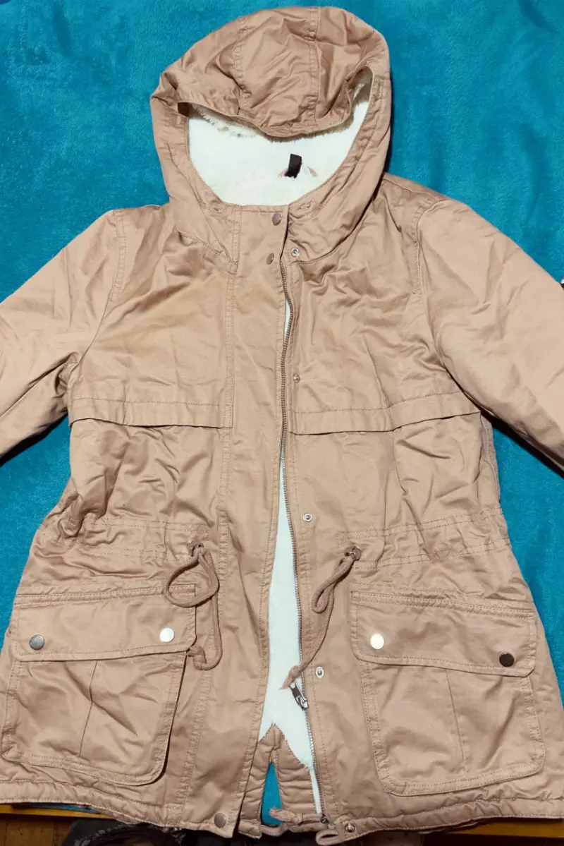 Chaqueta con capucha y forro polar - 1