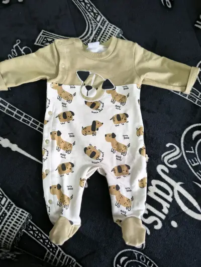 Enterito de bebé con diseño de perritos - miniatura 1