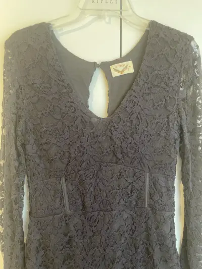 Vestido de encaje café con mangas largas - miniatura 3