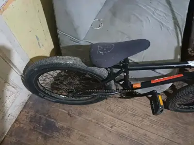 Bicicleta BMX negra en buen estado - miniatura 1