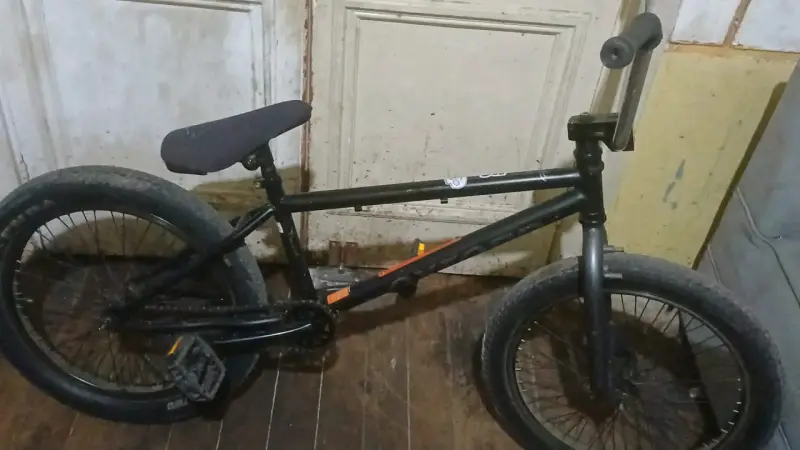 Bicicleta BMX negra en buen estado - 2