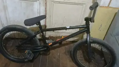 Bicicleta BMX negra en buen estado - miniatura 2