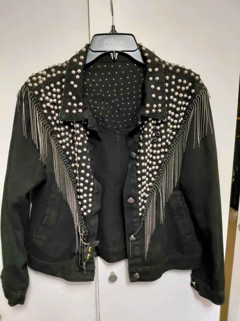 Chaqueta negra con tachas y flecos metálicos - 1