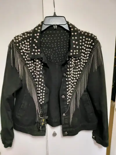 Chaqueta negra con tachas y flecos metálicos - miniatura 1