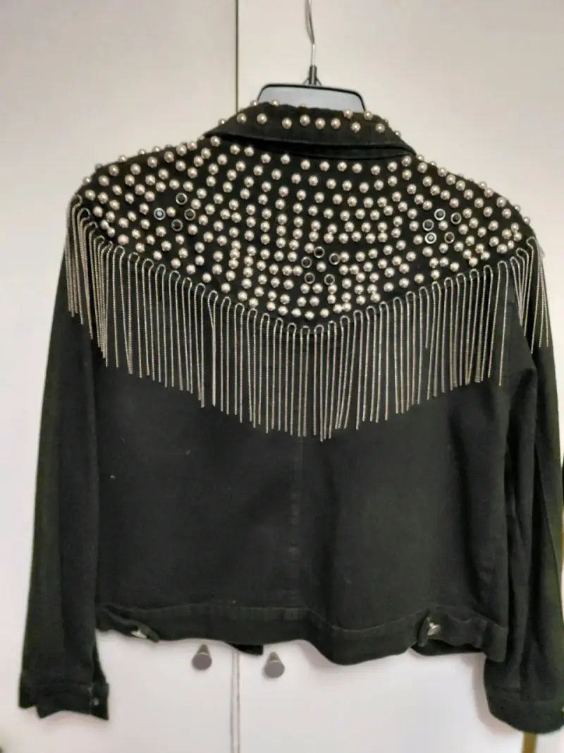 Chaqueta negra con tachas y flecos metálicos - 2