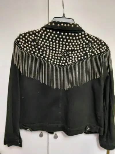 Chaqueta negra con tachas y flecos metálicos - miniatura 2