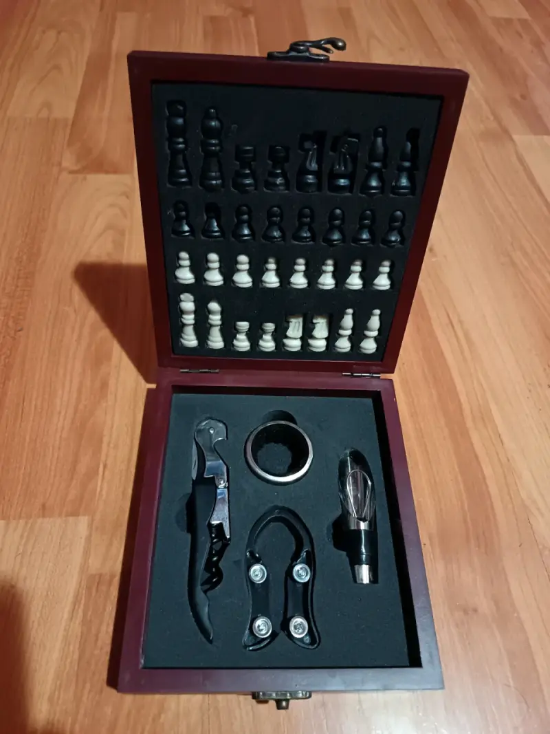 Estuche de Ajedrez y Accesorios de Vino en Madera - 1