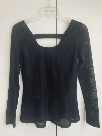 Blusa negra de manga larga con diseño floral - miniatura 1
