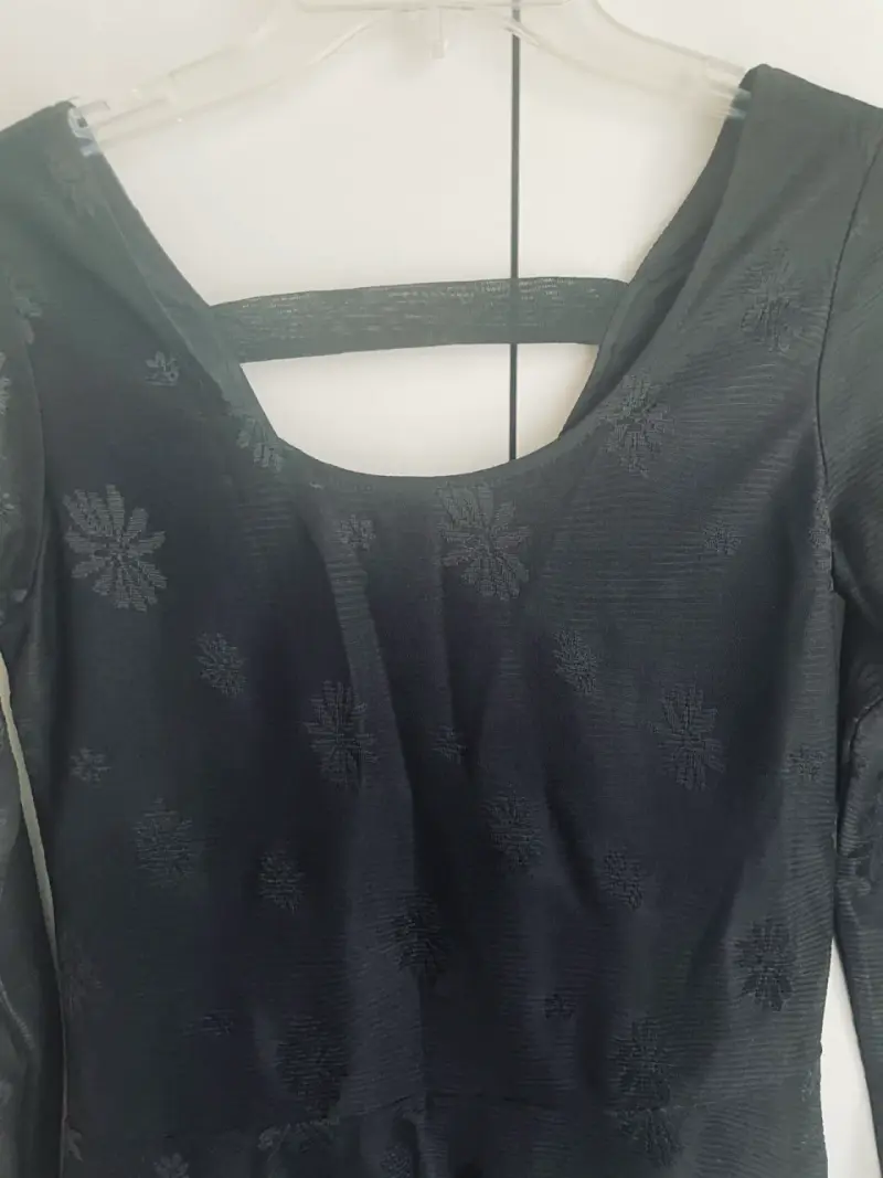Blusa negra de manga larga con diseño floral - 2