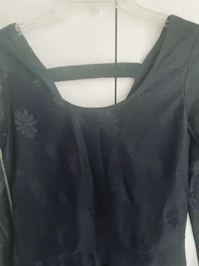 Blusa negra de manga larga con diseño floral - miniatura 2