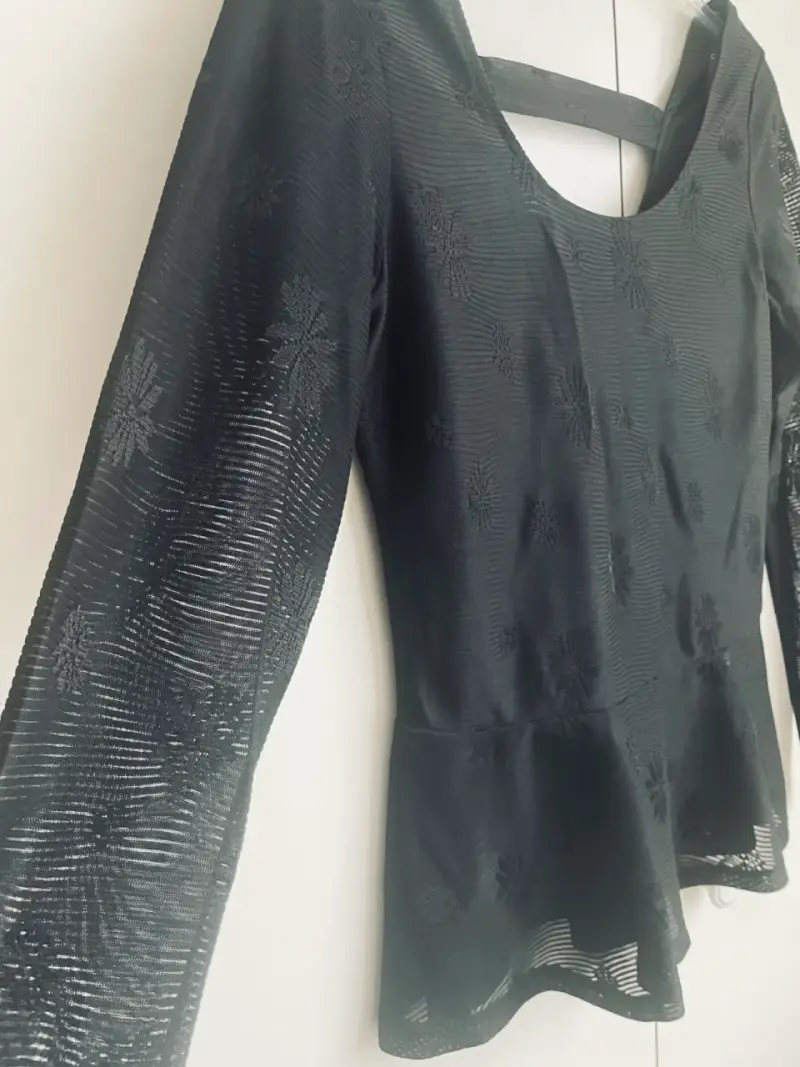 Blusa negra de manga larga con diseño floral - 3