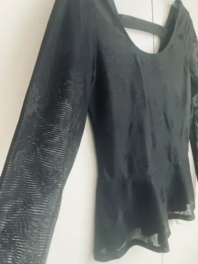 Blusa negra de manga larga con diseño floral - miniatura 3