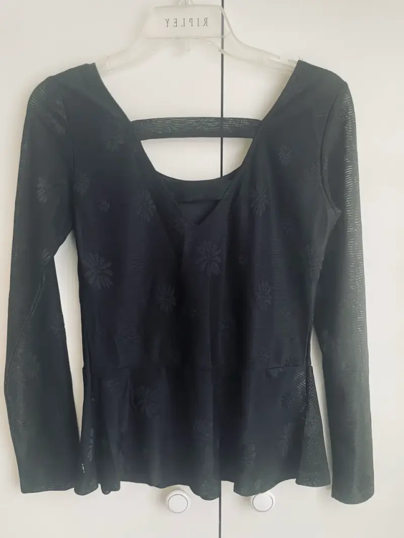 Blusa negra de manga larga con diseño floral - 4