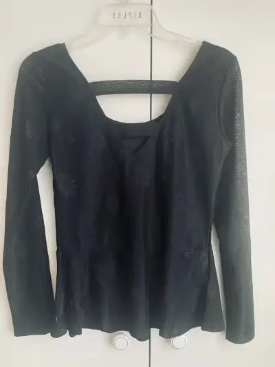 Blusa negra de manga larga con diseño floral - miniatura 4