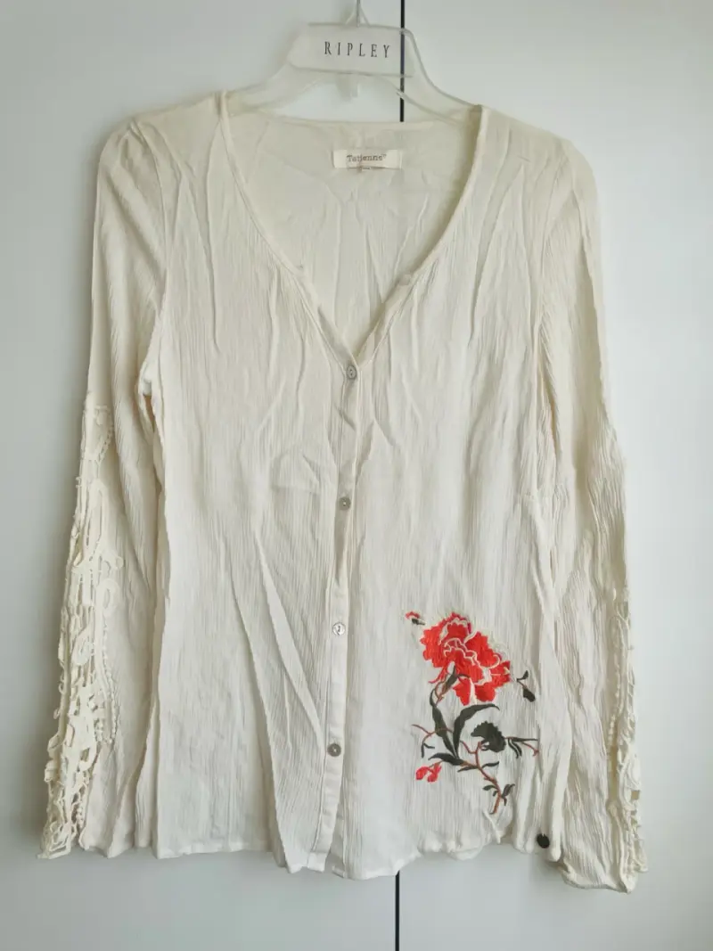 Blusa blanca con bordado floral y encaje - 1