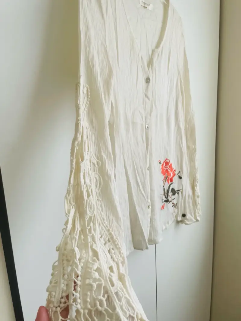 Blusa blanca con bordado floral y encaje - 2