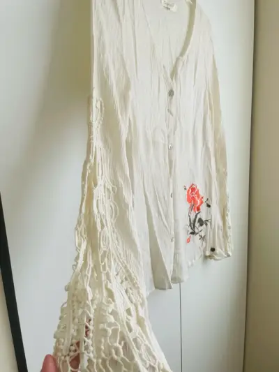 Blusa blanca con bordado floral y encaje - miniatura 2