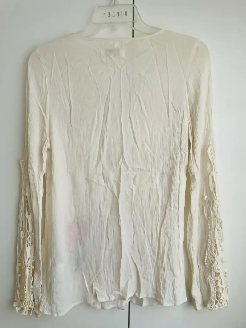 Blusa blanca con bordado floral y encaje - 3