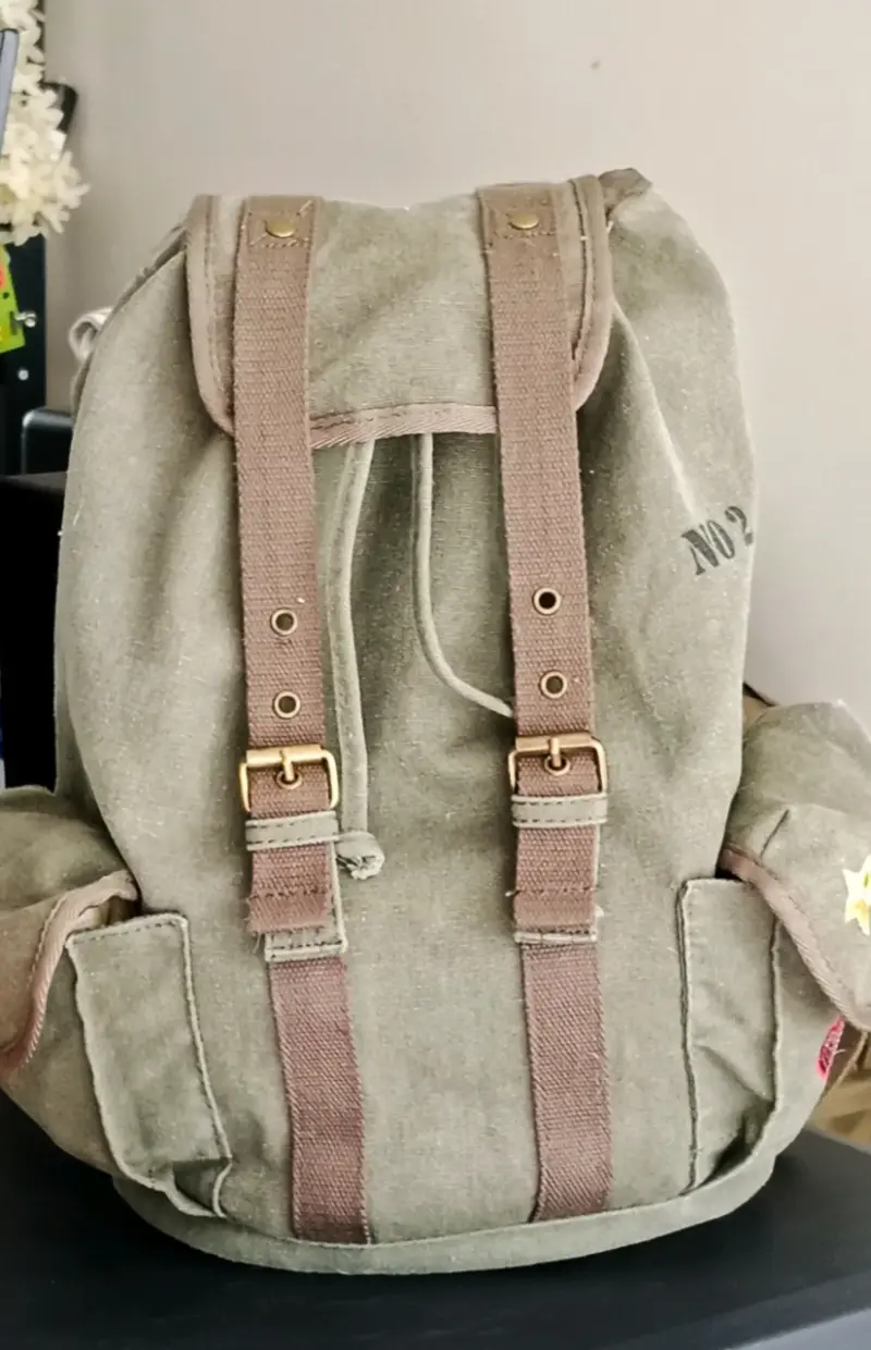 Mochila vintage de lona verde con correas ajustables - 1