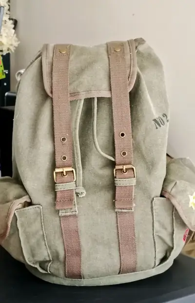 Mochila vintage de lona verde con correas ajustables - miniatura 1