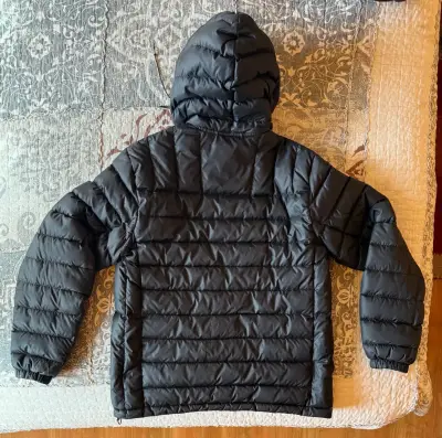 Chaqueta acolchada con capucha Lacoste negra - miniatura 2