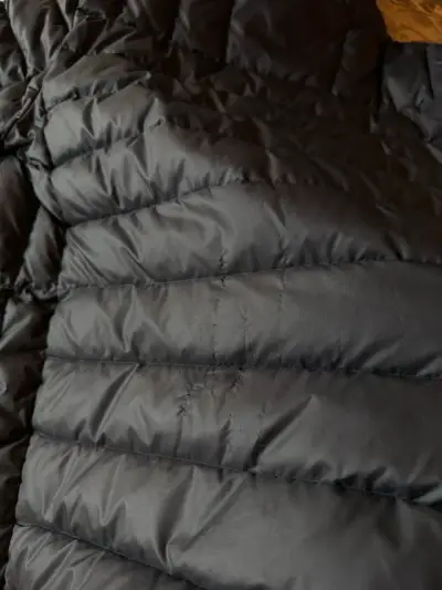 Chaqueta acolchada con capucha Lacoste negra - miniatura 6