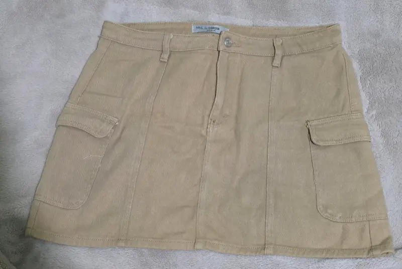 Falda corta beige con bolsillos cargo
