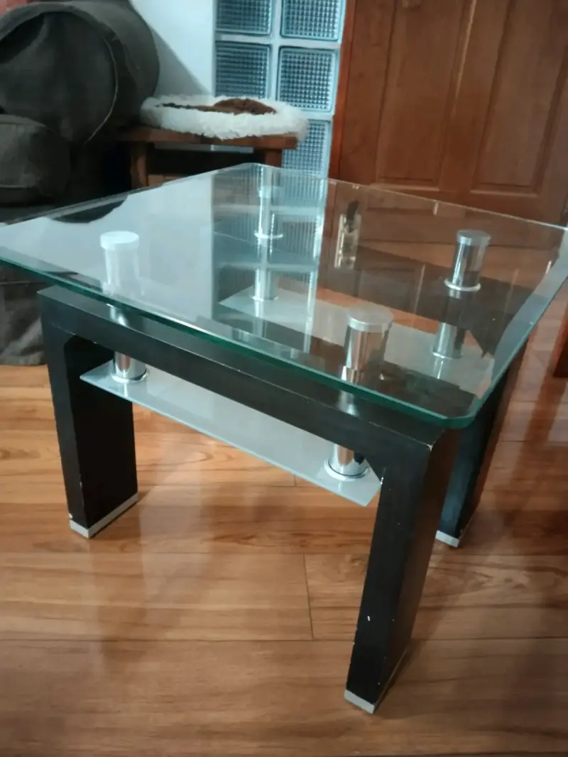 Mesa de centro de vidrio y metal moderna