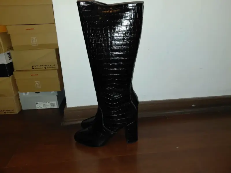 Botas altas negras de cuero sintético con diseño de cocodrilo - 1