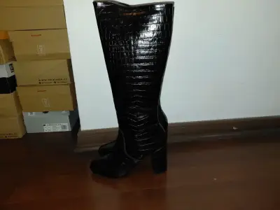 Botas altas negras de cuero sintético con diseño de cocodrilo - miniatura 1
