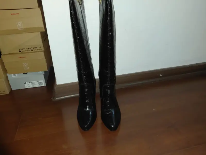 Botas altas negras de cuero sintético con diseño de cocodrilo - 2