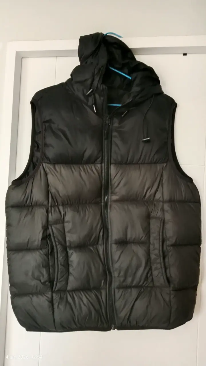 Chaleco sin mangas negro con capucha - 1