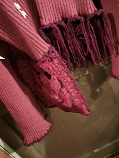 Suéter rojo con lazos decorativos y flecos - miniatura 3