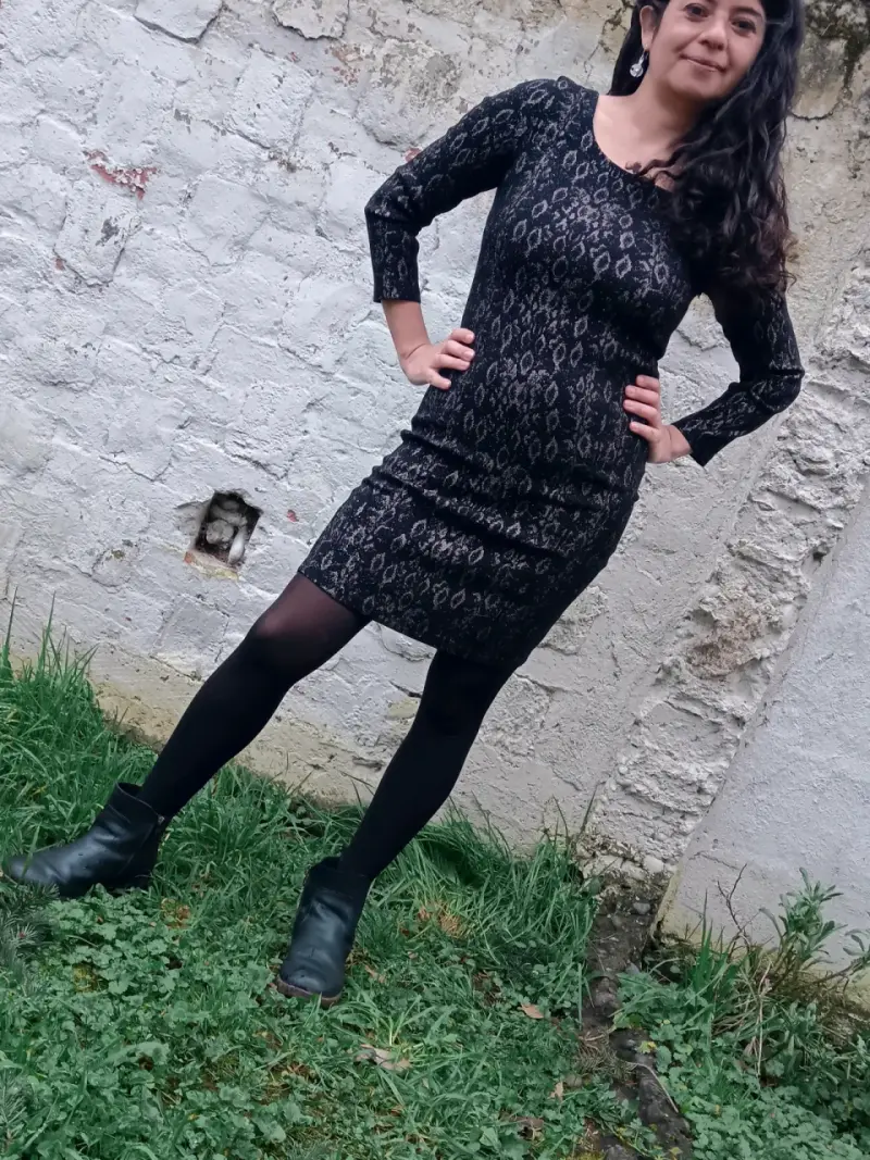 Vestido ajustado de manga larga en gris y negro - 2