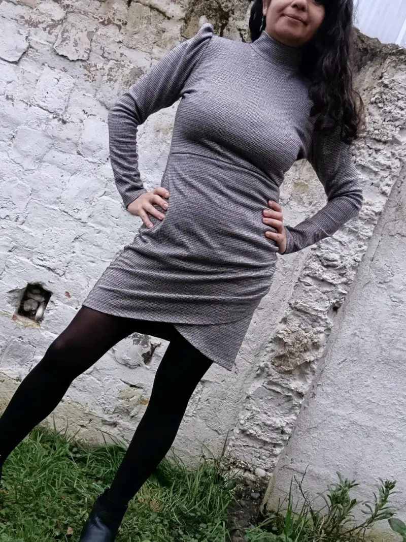 Vestido ajustado de manga larga en gris y negro - 3