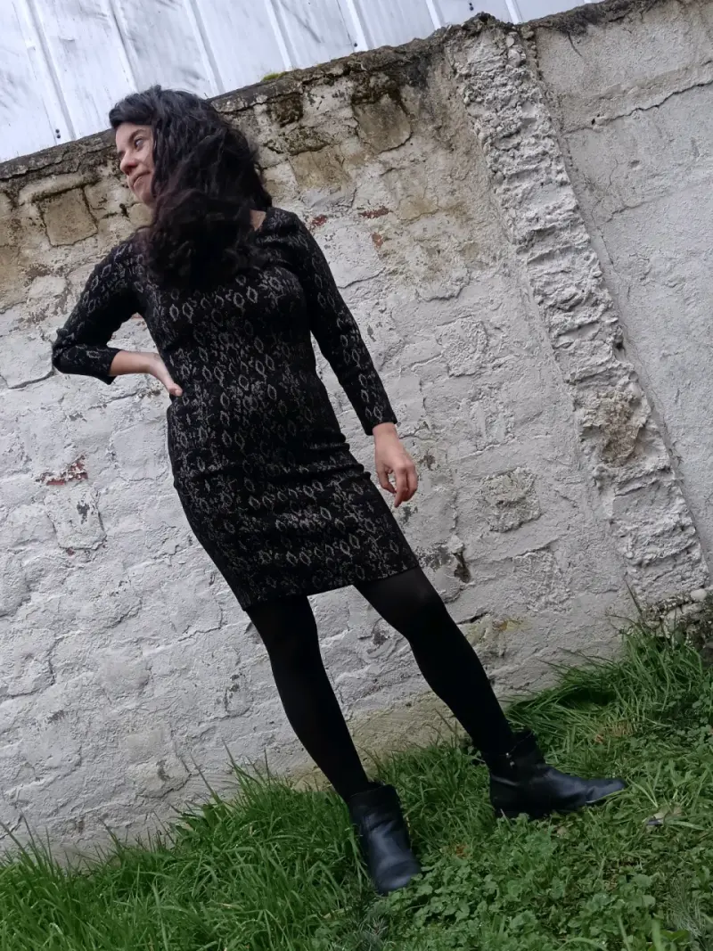 Vestido ajustado de manga larga en gris y negro - 4