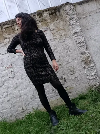 Vestido ajustado de manga larga en gris y negro - miniatura 4