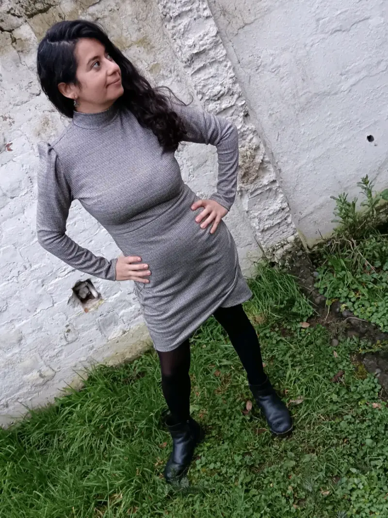 Vestido ajustado de manga larga en gris y negro - 5