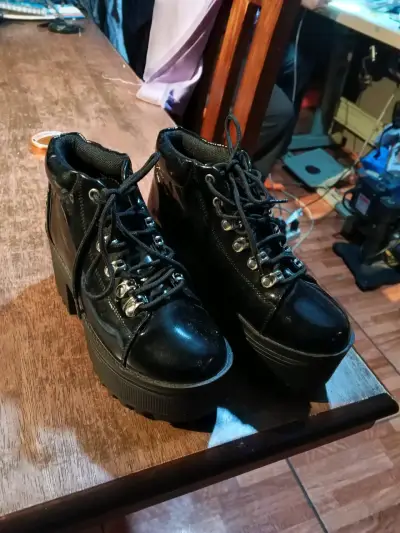 Botines de plataforma negros estilo gótico - miniatura 1